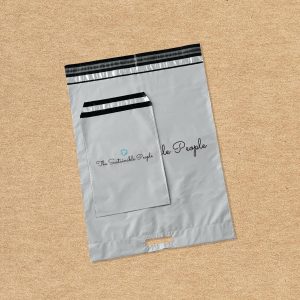 Zwei Versandtaschen aus recycelten LDPE in zwei Größen sind vor einem Kraftpapierhintergrund zu sehen. Die Versandtaschen haben einen Klebstreifen zum einfachen verschließen.