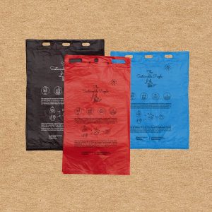Geblockte Rezyklat Hundekotbeutel in den Farben rot, schwarz und blau in den Größen 20x31 cm, 20x35 cm und 25x31cm mit Blockrand und Löchern zur Aufhängung in Spender-stationen für Städte und Gemeinden