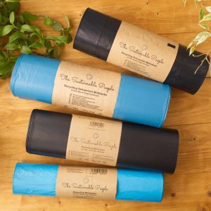 Das Müllsäck Sortiment umfasst Abfallbeutel 60 Liter - 240 Liter - zu sehen sind je 2 Rollen schwarze und blaue Müllsäcke in verschiedenen Folienstärken 30 µm, 70 µm und 100 µm